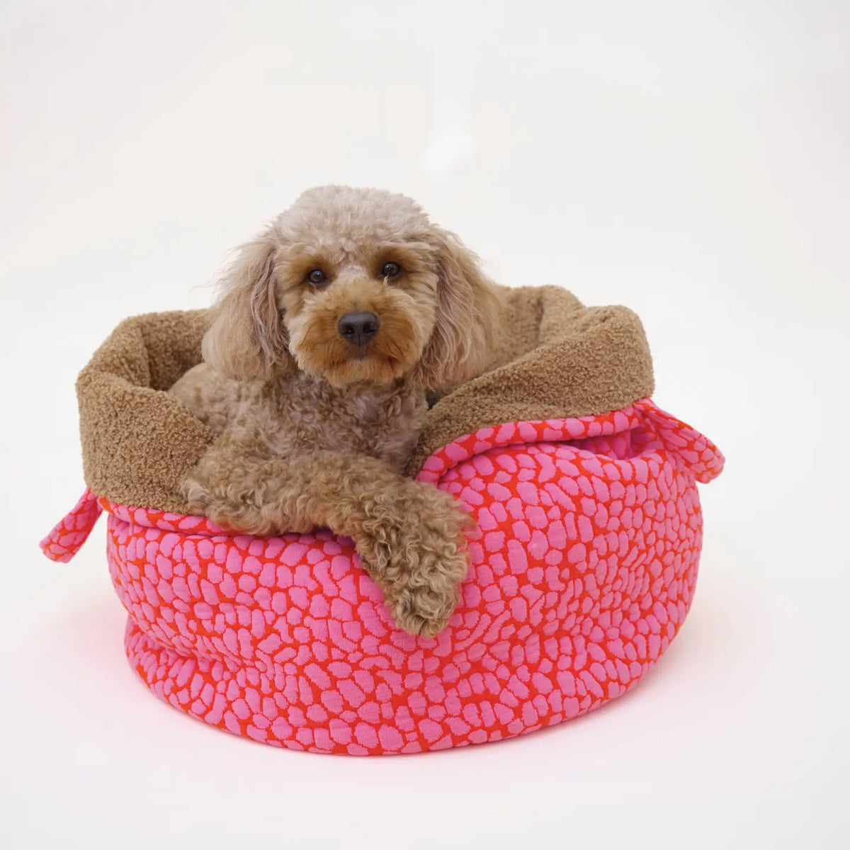 Lumiies The Studio Nest mobiles Hundebett & Schlafsack in Pink Lava