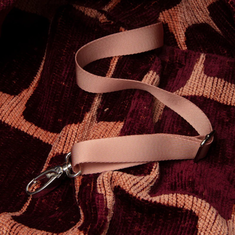 Tragebild Hund in Staple Stones Hundetragetasche Peach/Bordeaux - DOGGUO