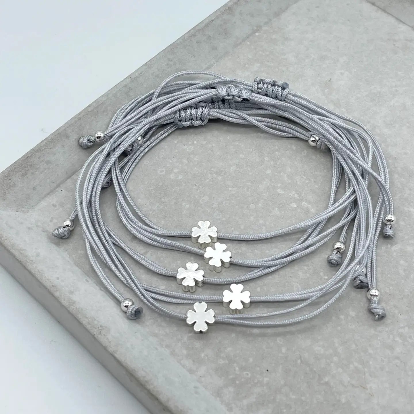 Dekobild Glücksbringer Armband MINI LUCK Kleeblatt Minimalist grau silber - LOVIN'DOG