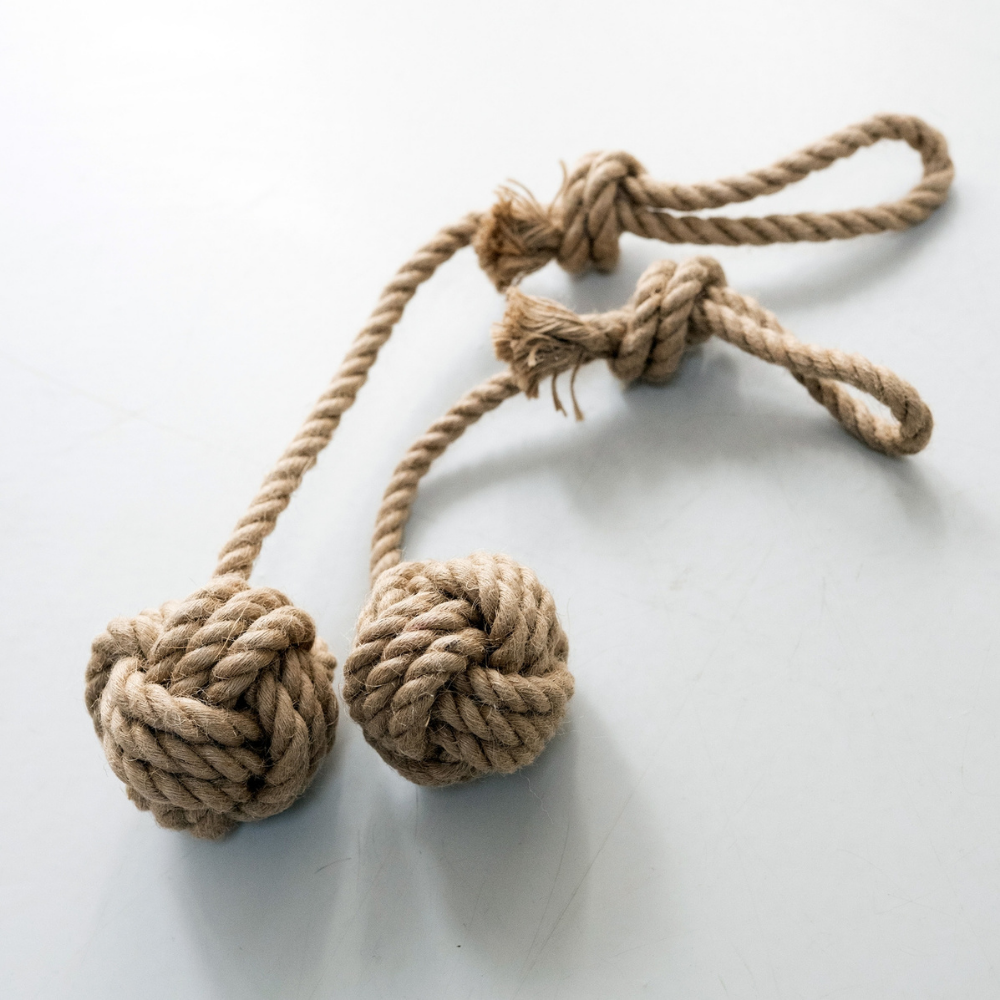 Größenvergleich Hundespielzeug Schleuderball aus Hanfseil - Laboni