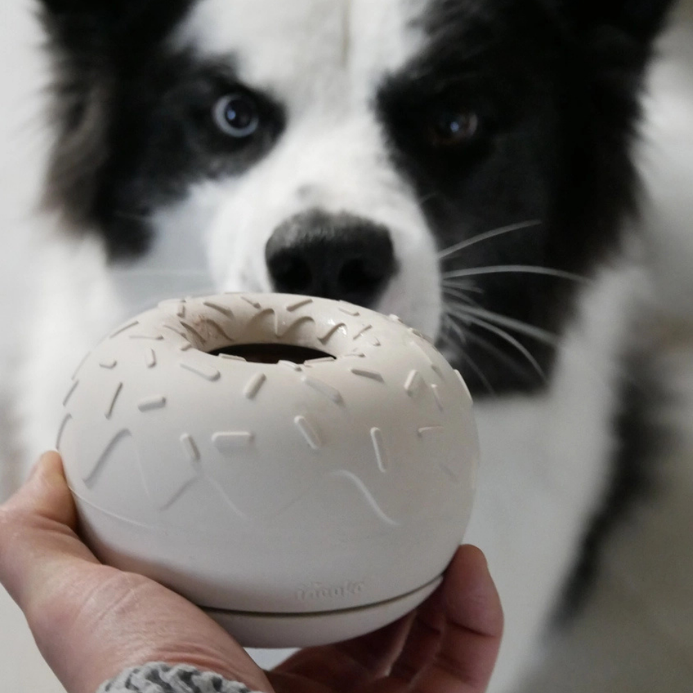 Hund mit Beschäftigungsspielzeug - Yoomy Donut Sand - INOOKO