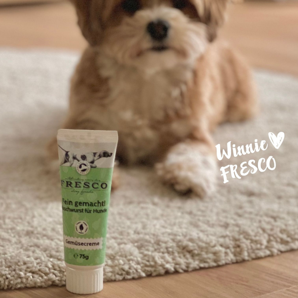 Hund mit Futtertube Naschwurst Gemüsecreme - FRESCO