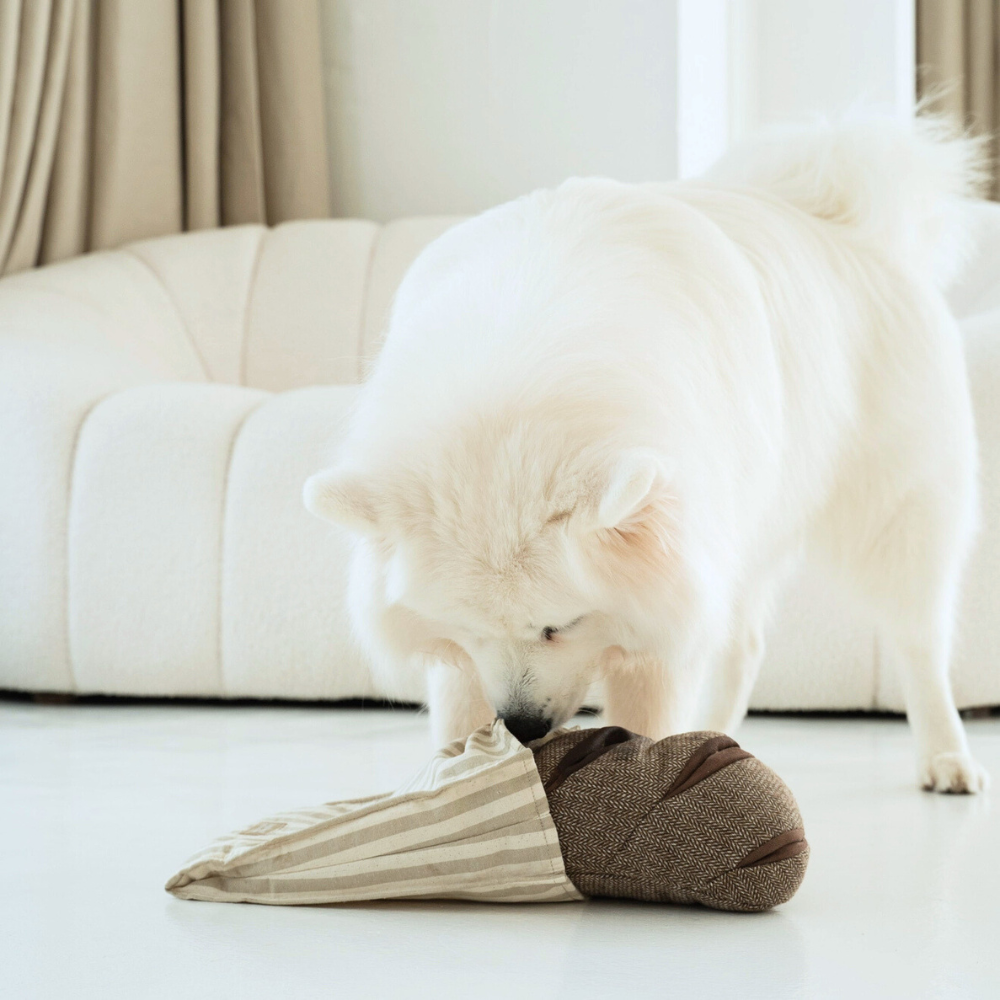 Hund mit Schnüffelspielzeug RYE Roggenbrot - Lambwolf Collective