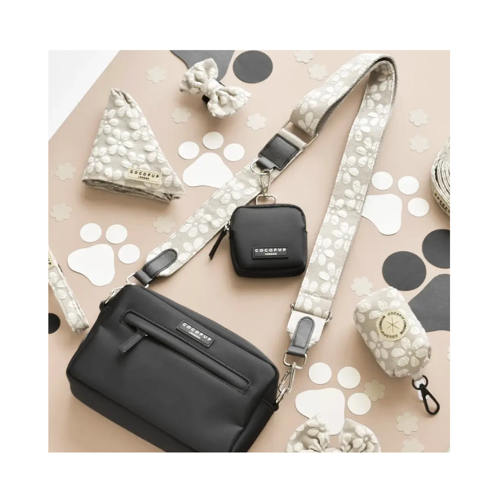 Gassitasche black mit Ersatz-Taschenriemen LUXE MOKKA Flower zur Gassitasche Dog Walking Bag - COCOPUP London