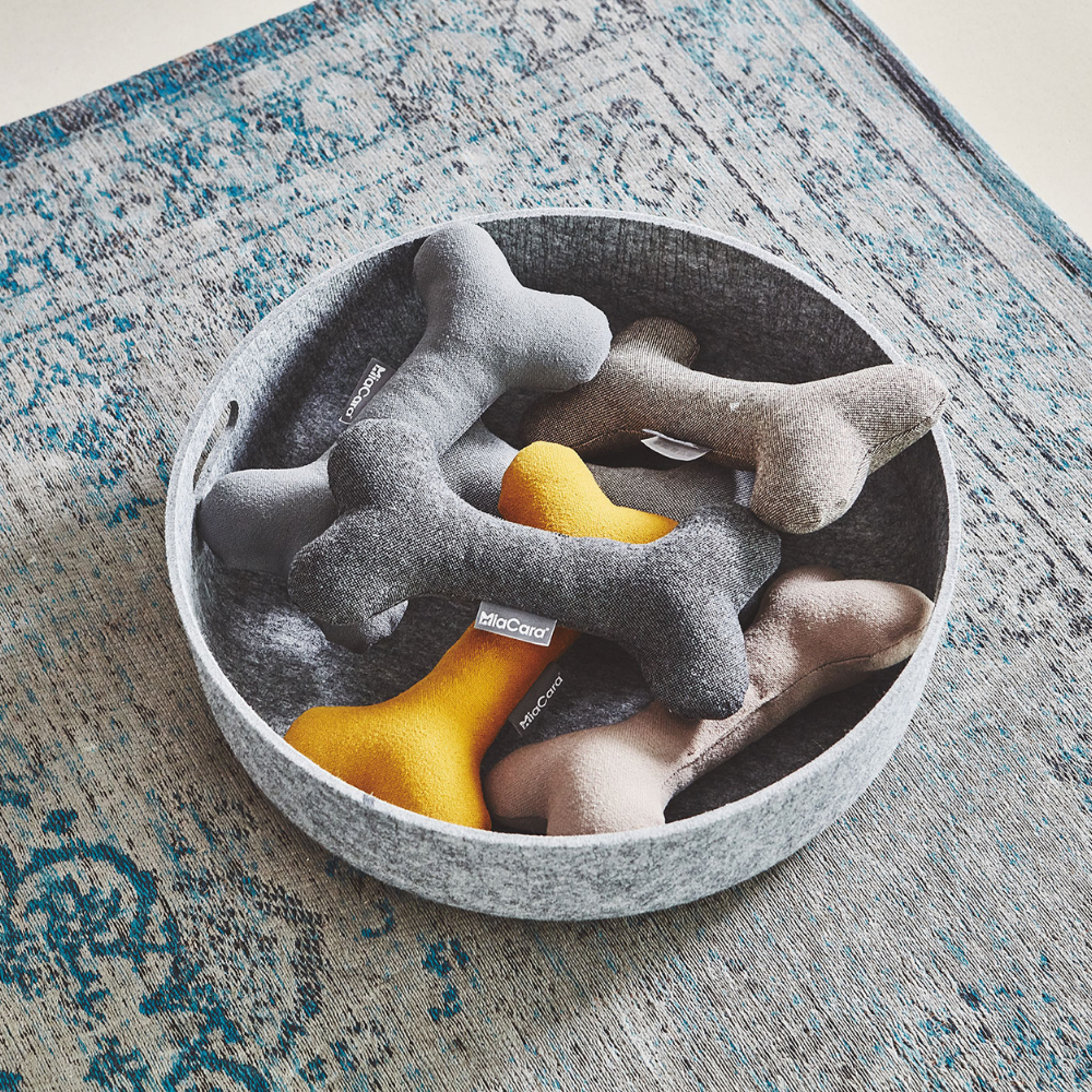 MiaCara Spielzeugkorb CESTO Beton mit Hundespielzeug gefüllt