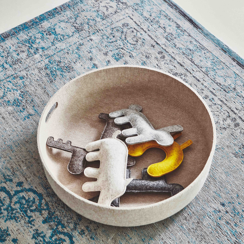 MiaCara Spielzeugkorb CESTO Nougat mit Hundespielzeug gefüllt