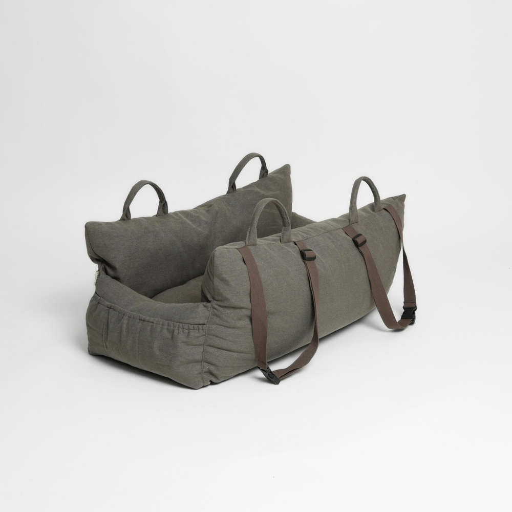 Rückseite mit Befestigung Lara Autositz XXL Taupe tragbare Tasche - staey