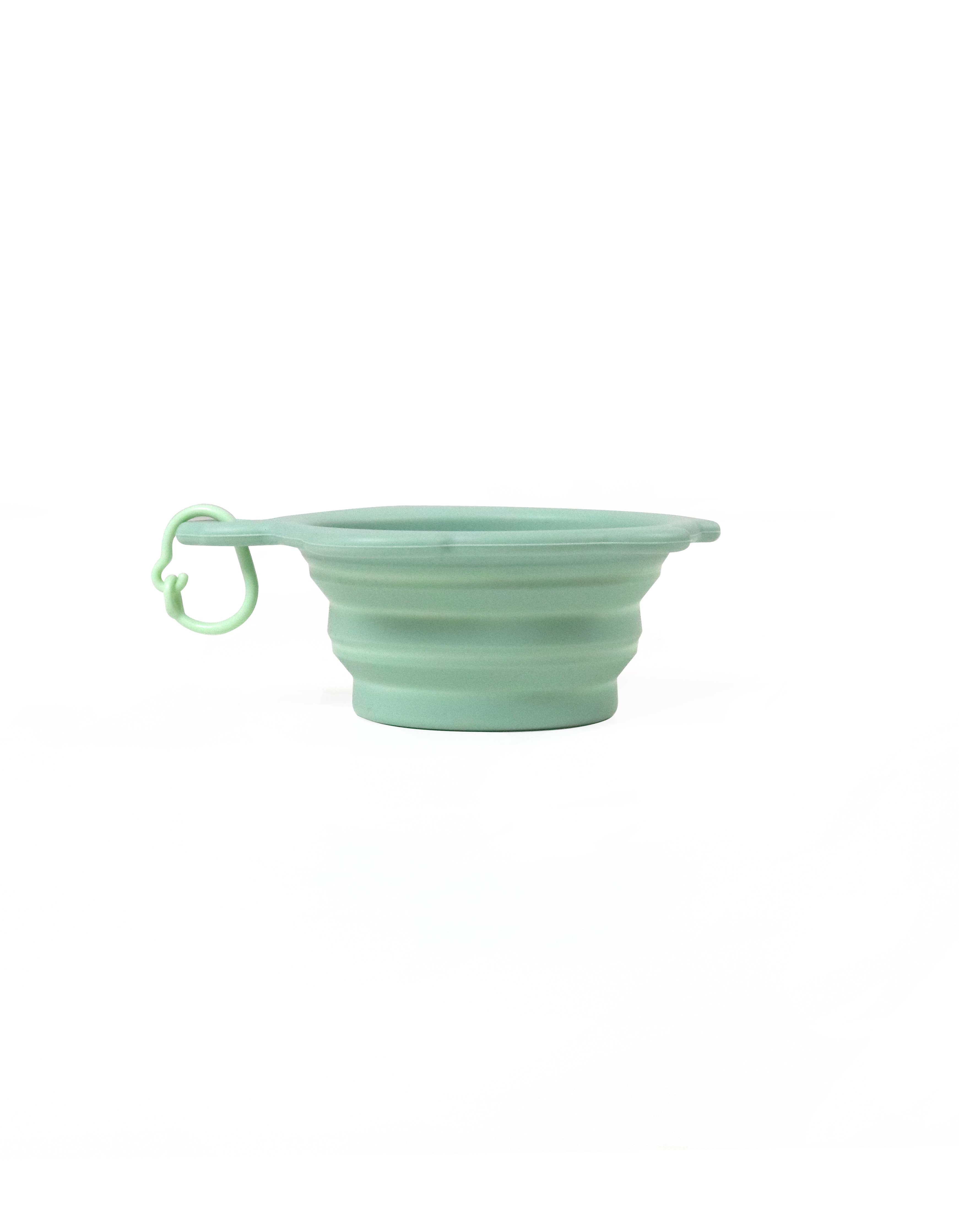 Seitenansicht Faltbarer Reisenapf Turtle 200 ml aus grünem Silikon - United Pets