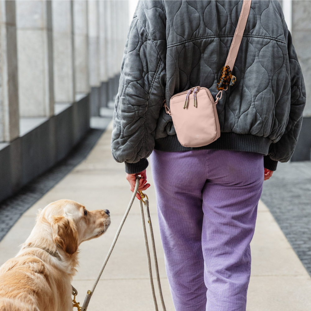 Tragebild Leckerlibeutel Dog Snack Bag Greta L Soft Pink - PALOPA