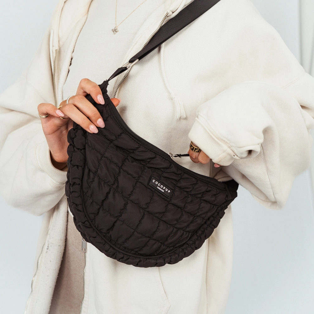 Tragebild Gassitasche Crossbody Pufferbag CRESCENT ONYX - Cocopup London