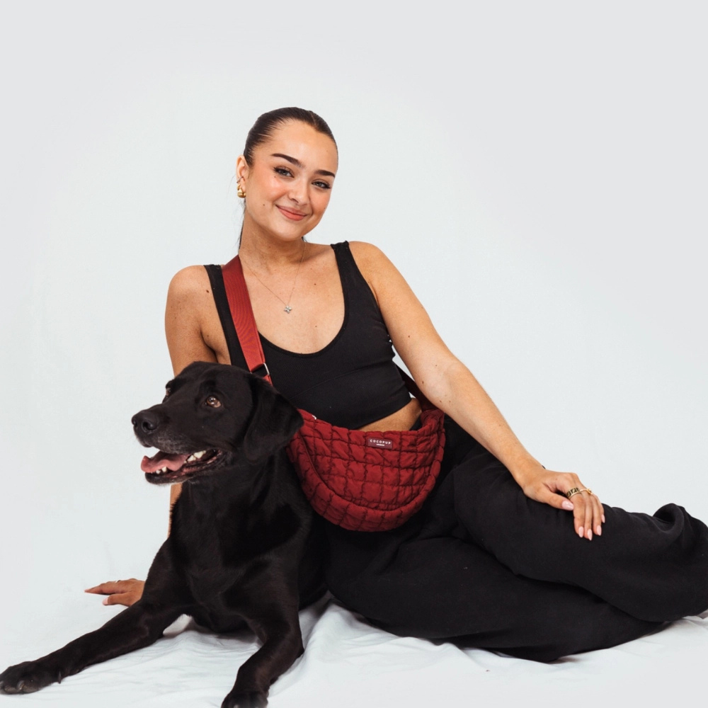 Tragebild mit Hund Gassitasche Crossbody Pufferbag CRESCENT MERLOT - Cocopup London