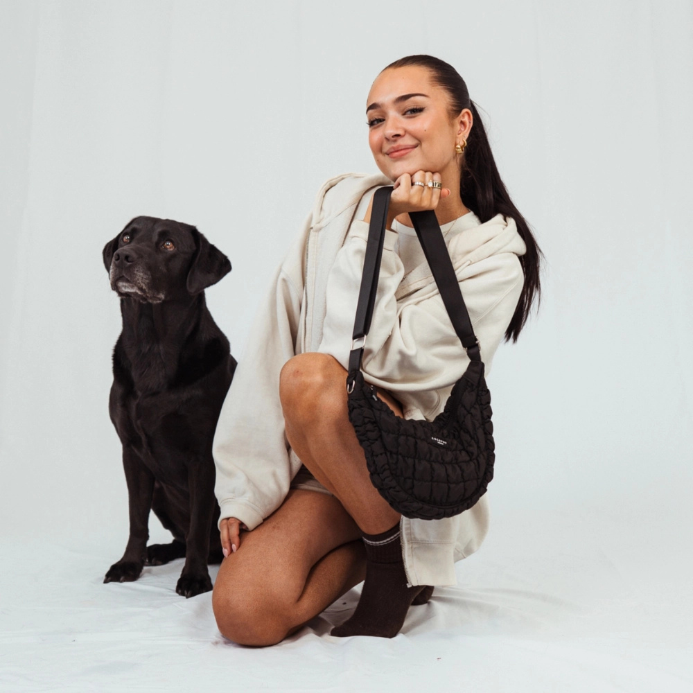 Tragebild mit Hund Gassitasche Crossbody Pufferbag CRESCENT ONYX - Cocopup London