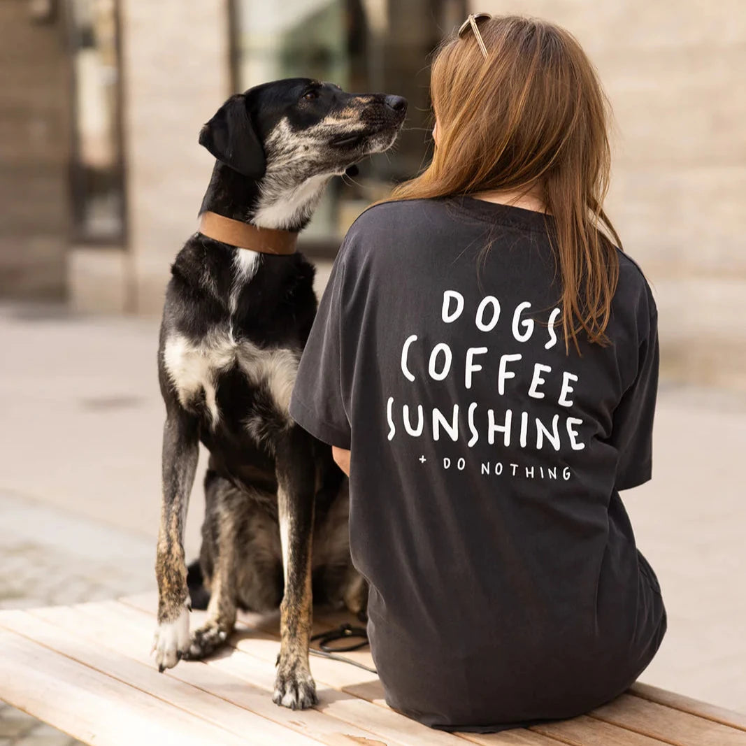 Tragebild Oversize T-Shirt DOGS COFFEE SUNSHINE + DO NOTHING Vintage Black - Lieblingspfote