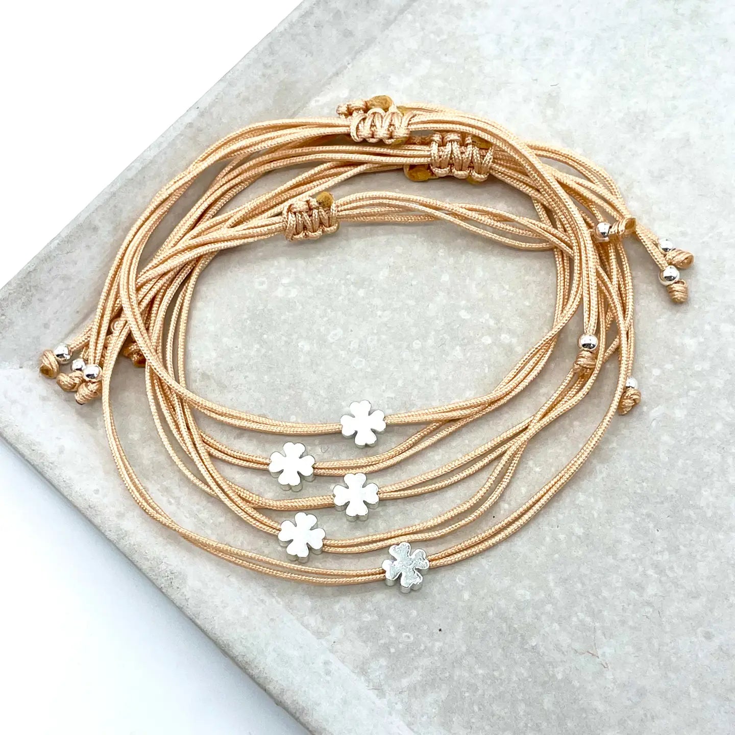 Dekobild Glücksbringer Armband MINI LUCK Kleeblatt Minimalist beige silber - LOVIN'DOG
