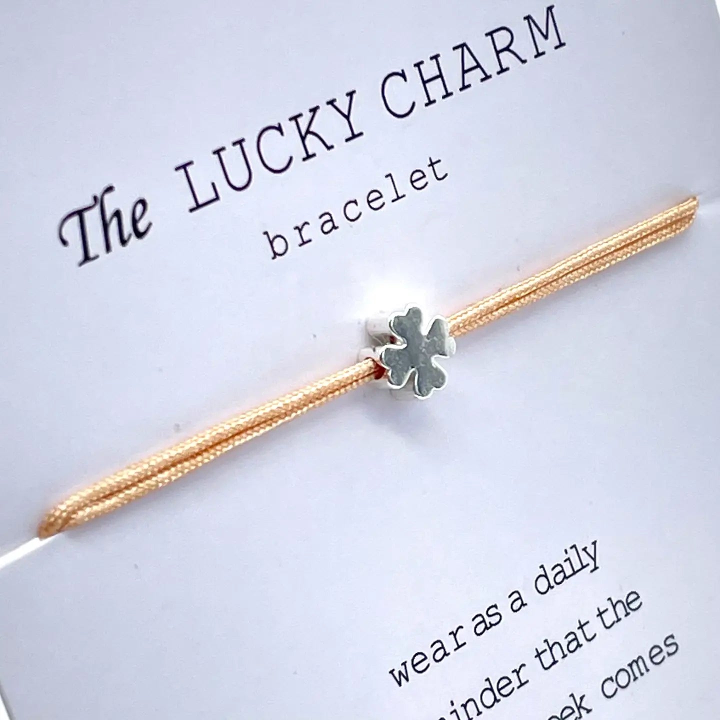 Nahaufnahme Glücksbringer Armband MINI LUCK Kleeblatt Minimalist beige silber - LOVIN'DOG