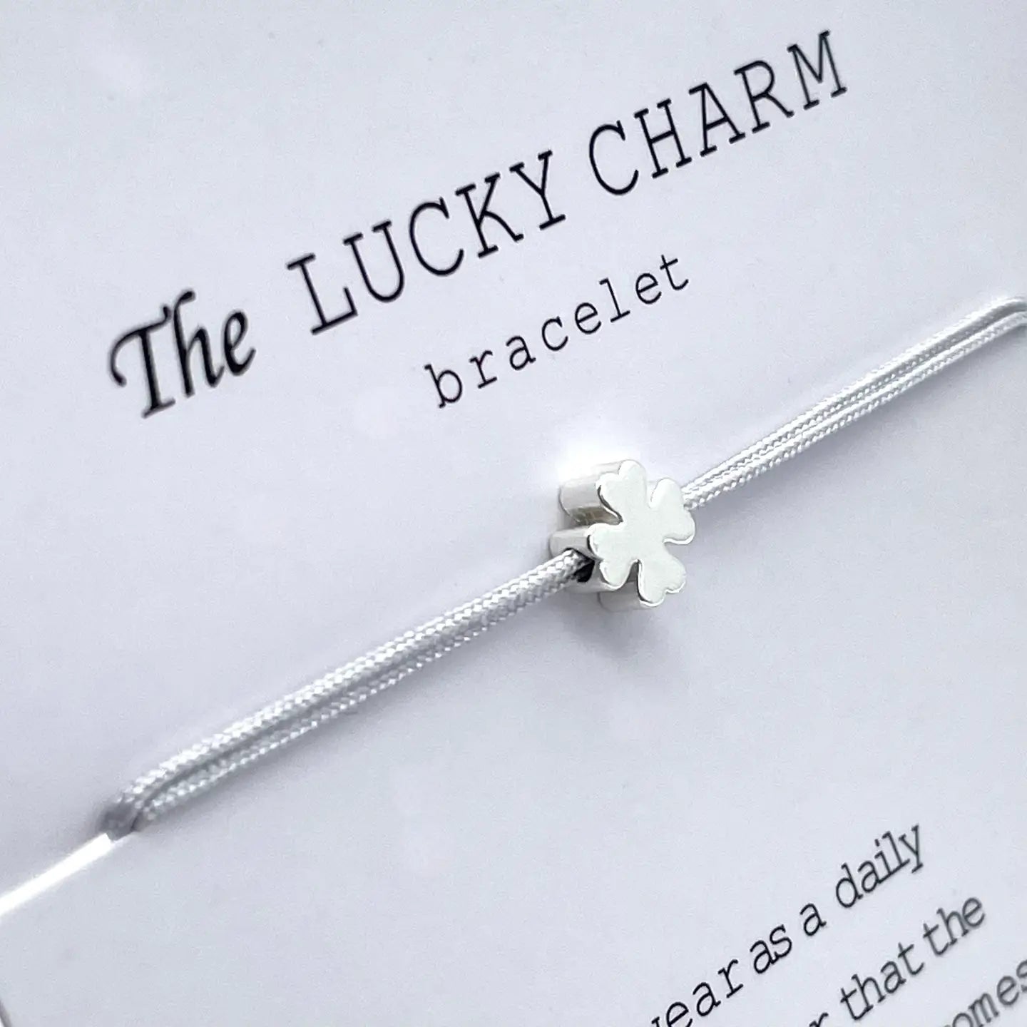 Nahaufnahme Glücksbringer Armband MINI LUCK Kleeblatt Minimalist grau silber - LOVIN'DOG