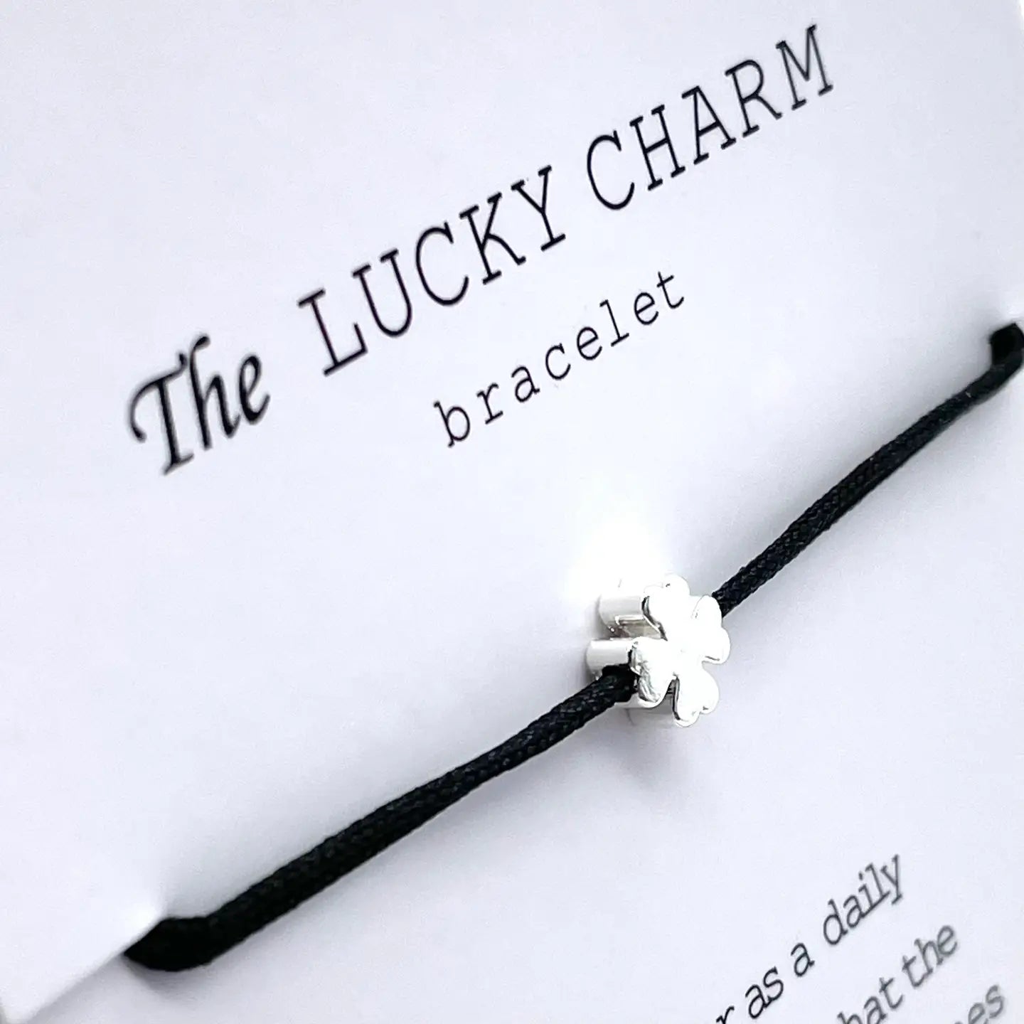 Nahaufnahme Glücksbringer Armband MINI LUCK Kleeblatt Minimalist schwarz silber - LOVIN'DOG