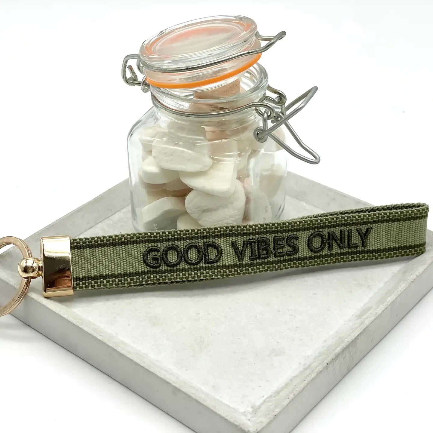 Dekobild Statement Schlüsselanhänger GOOD VIBES ONLY Oliv - LOVIN'DOG