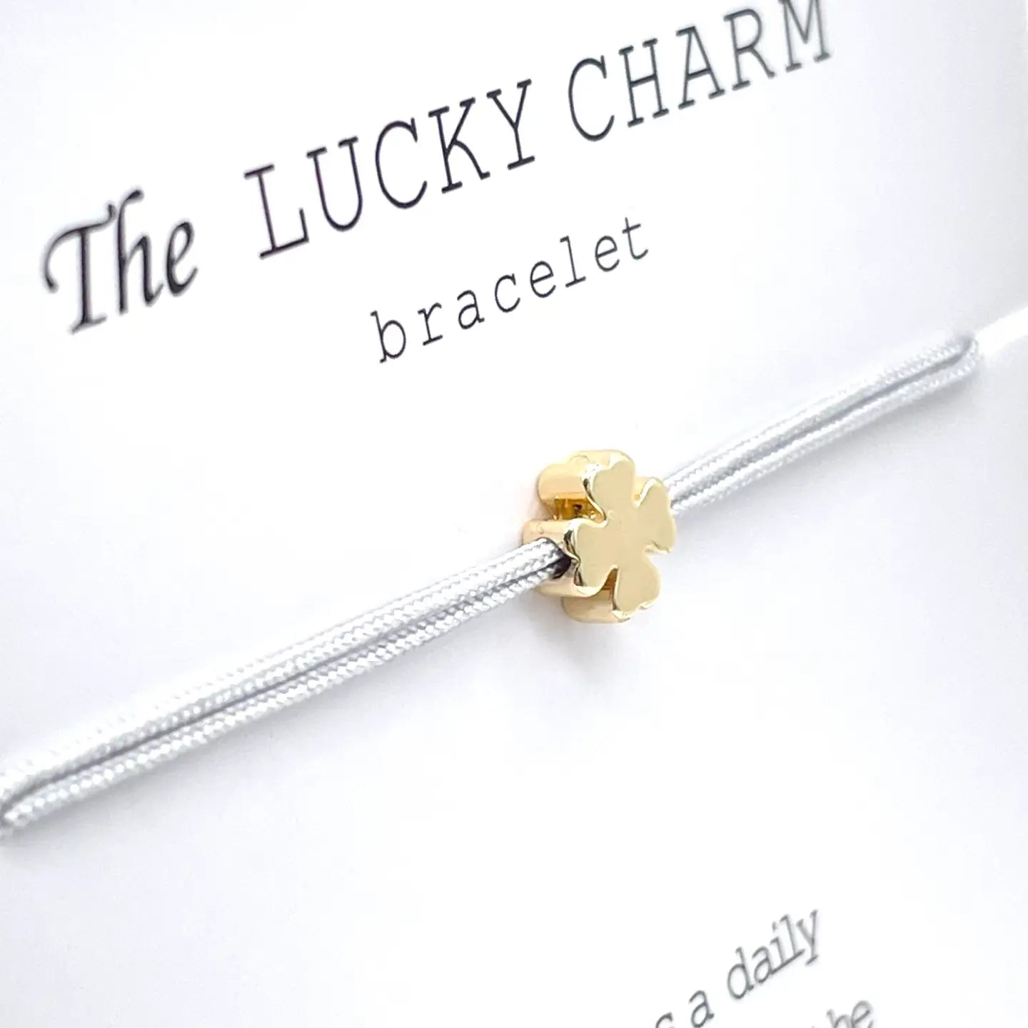 Nahaufnahme Glücksbringer Armband MINI LUCK Kleeblatt Minimalist grau gold - LOVIN'DOG