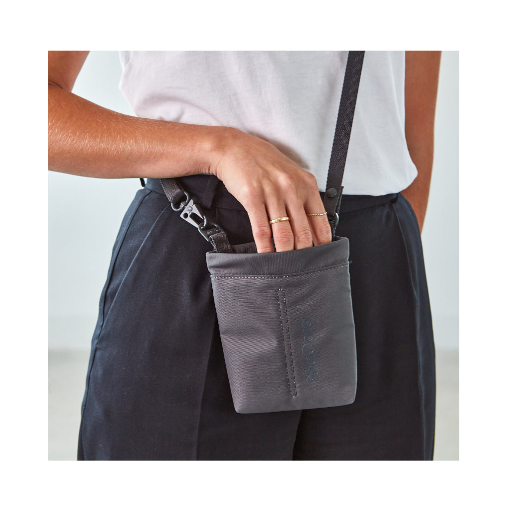 Tragebild MiaCara Gusto Leckerlibeutel Asphalt grau - MiaCara