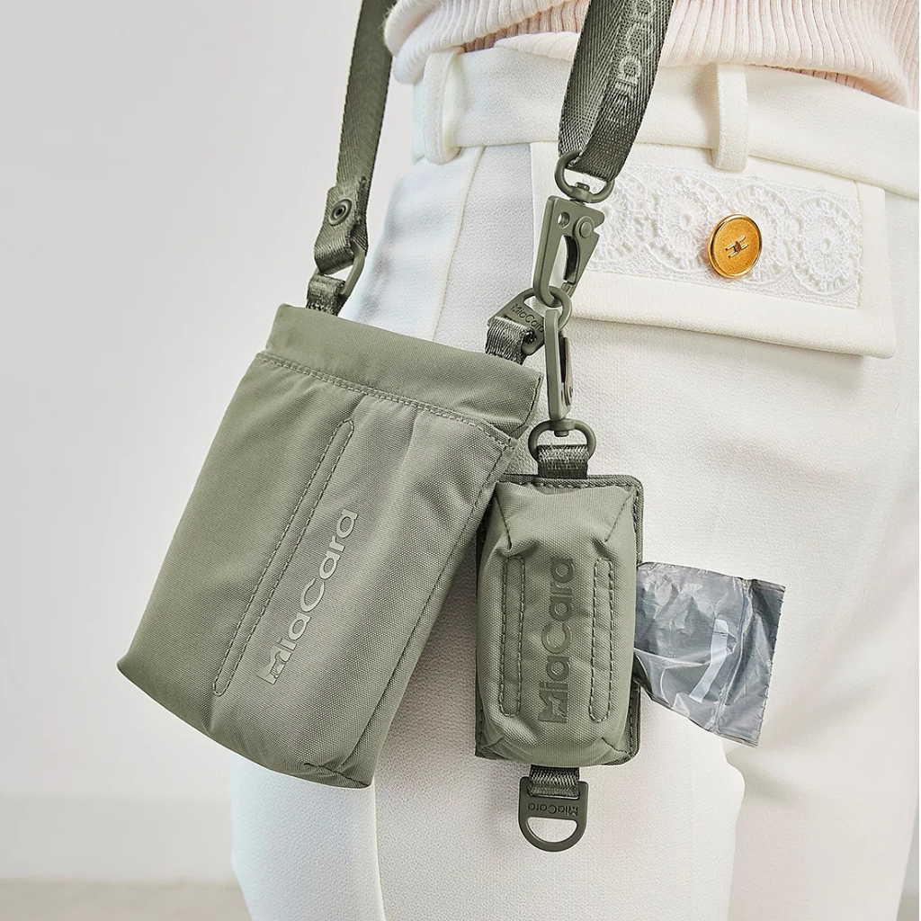 Tragebild MiaCara Gusto Leckerlibeutel & Kotbeutelspender Grolive