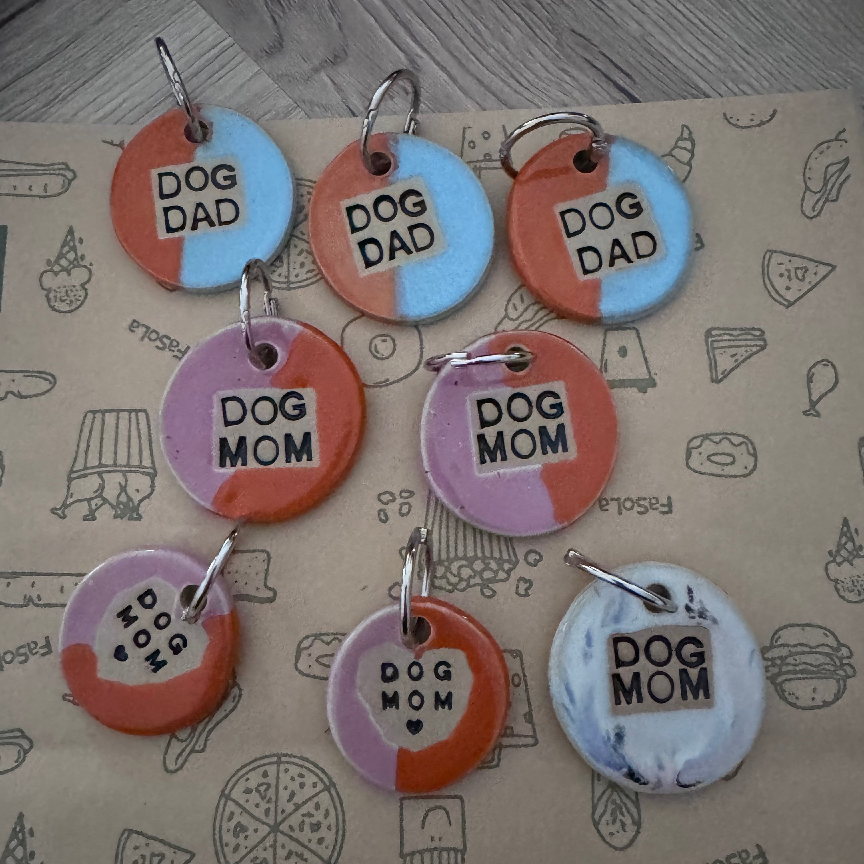 Schlüsselanhänger DOG MOM / DAD aus Keramik