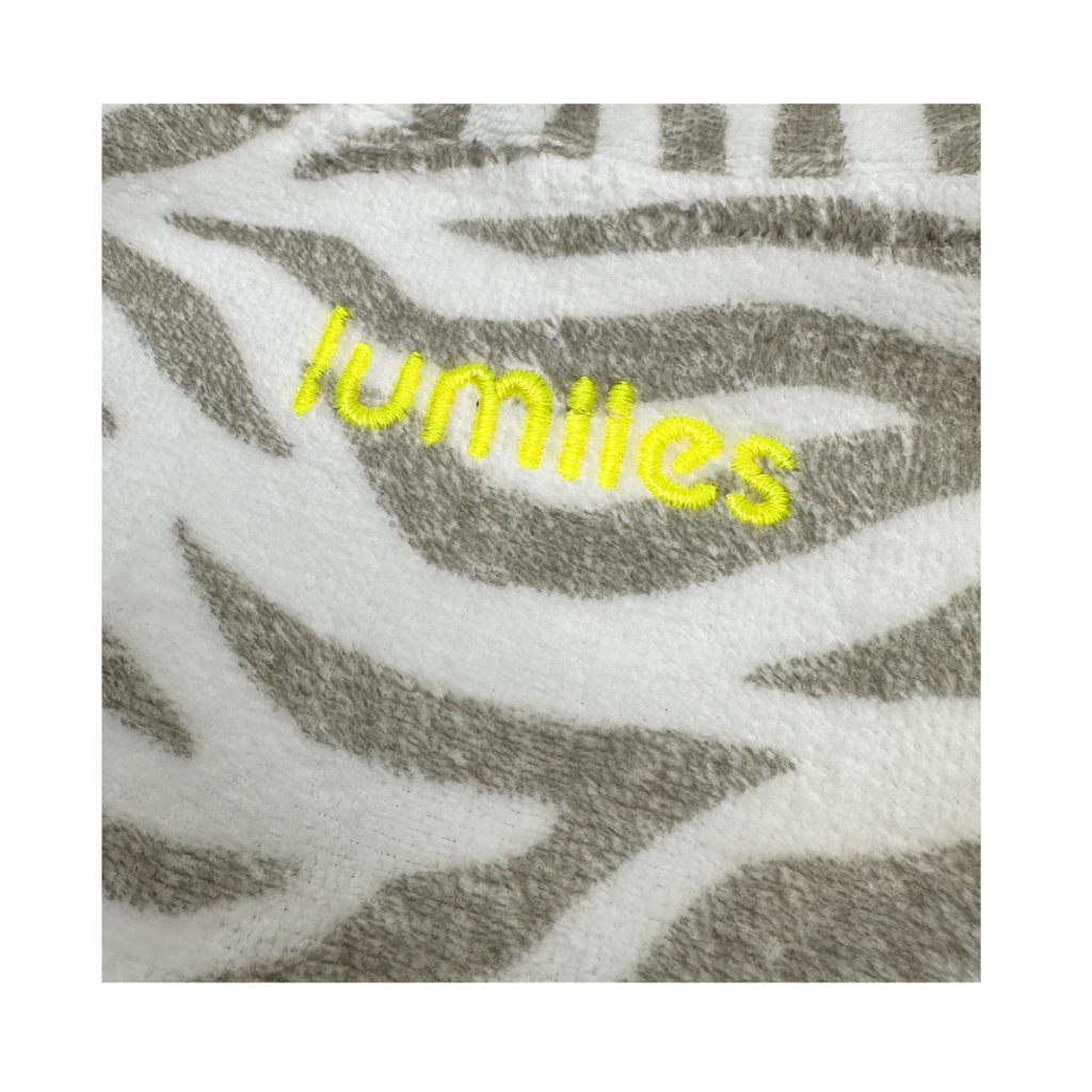 Nahaufnahme Logo Hundebademantel ZEBRA für Dackel - lumiies