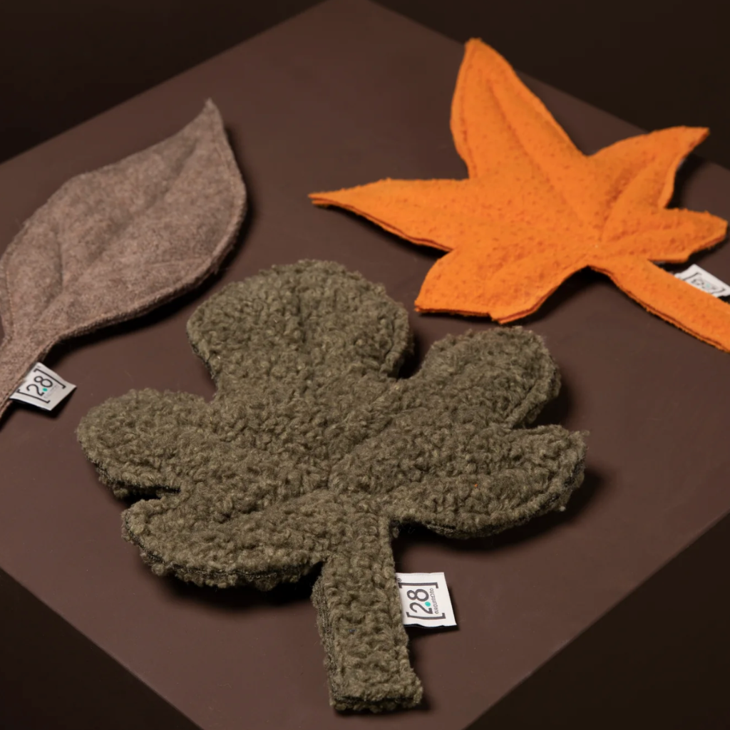 Übersicht Hund mit Hundespielzeug Blatt - 2.8 designs for dogs