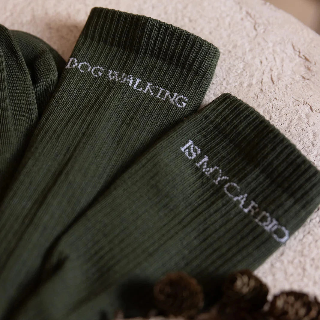 Lieblingspfote Socken "DOG WALKING IS MY CARDIO" Oliv