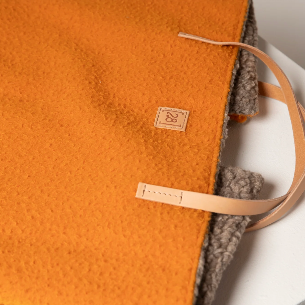 Details & Ledergriff Travelmatte STEVE Hundedecke Casentino-Wolle Orange - 2.8 designs for dogs