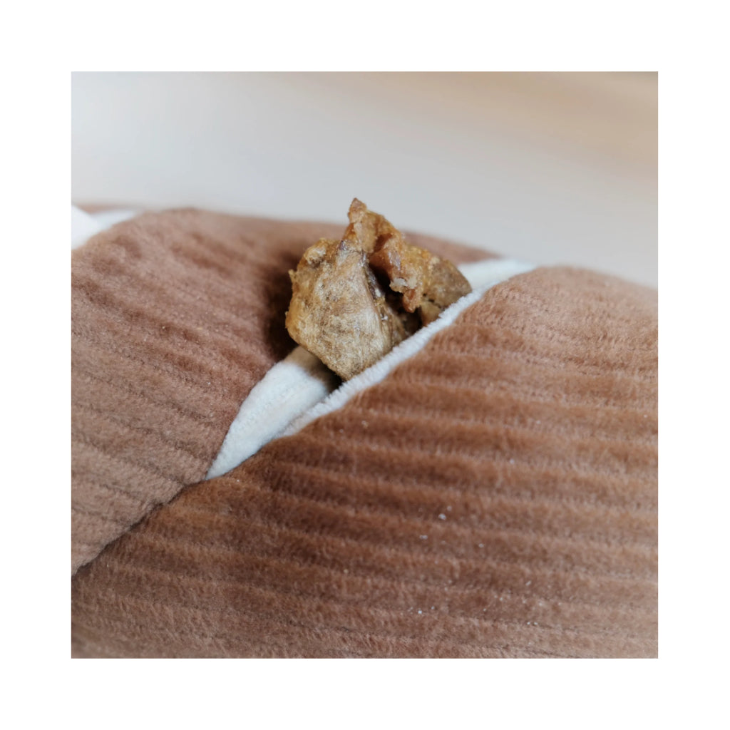 Nahaufnahme Schnüffelspielzeug Baguette gefüllt - Lambwolf Collective