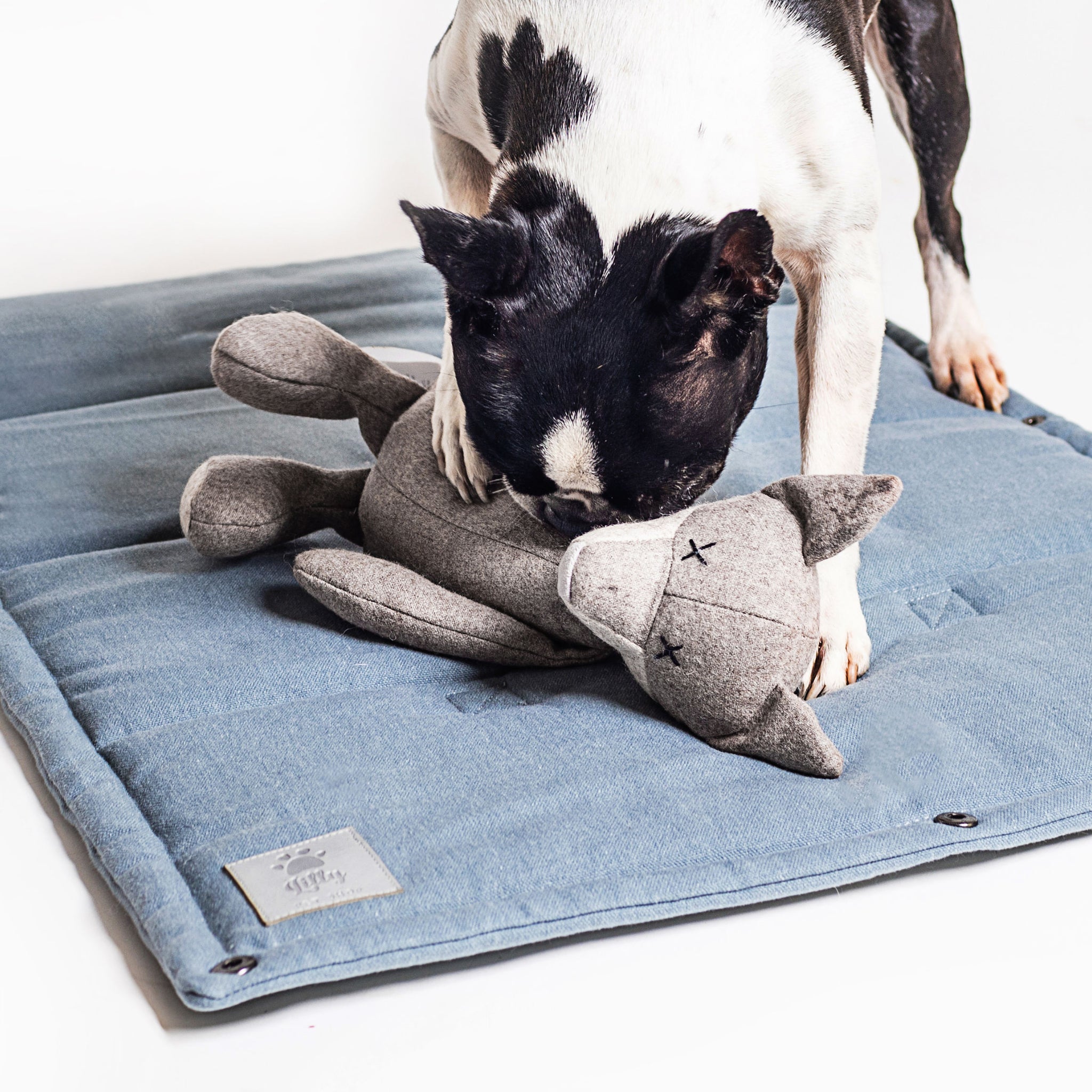 Hundespielzeug Viktor Wolf grau/braun 22cm im Maul vom Hund - Lilly