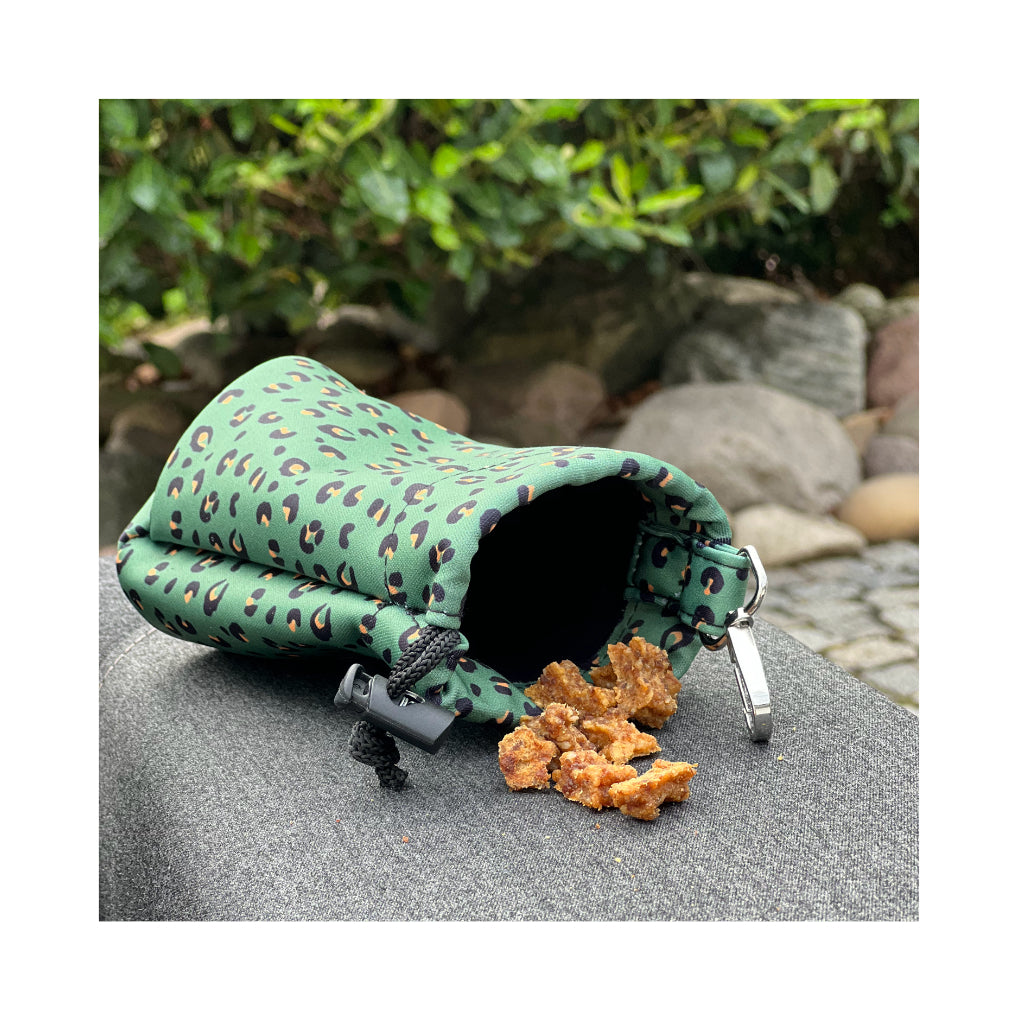 Leckerlibeutel mit Kordelzug khaki Leopard mit Trainingsköchelchen - Cocopup London