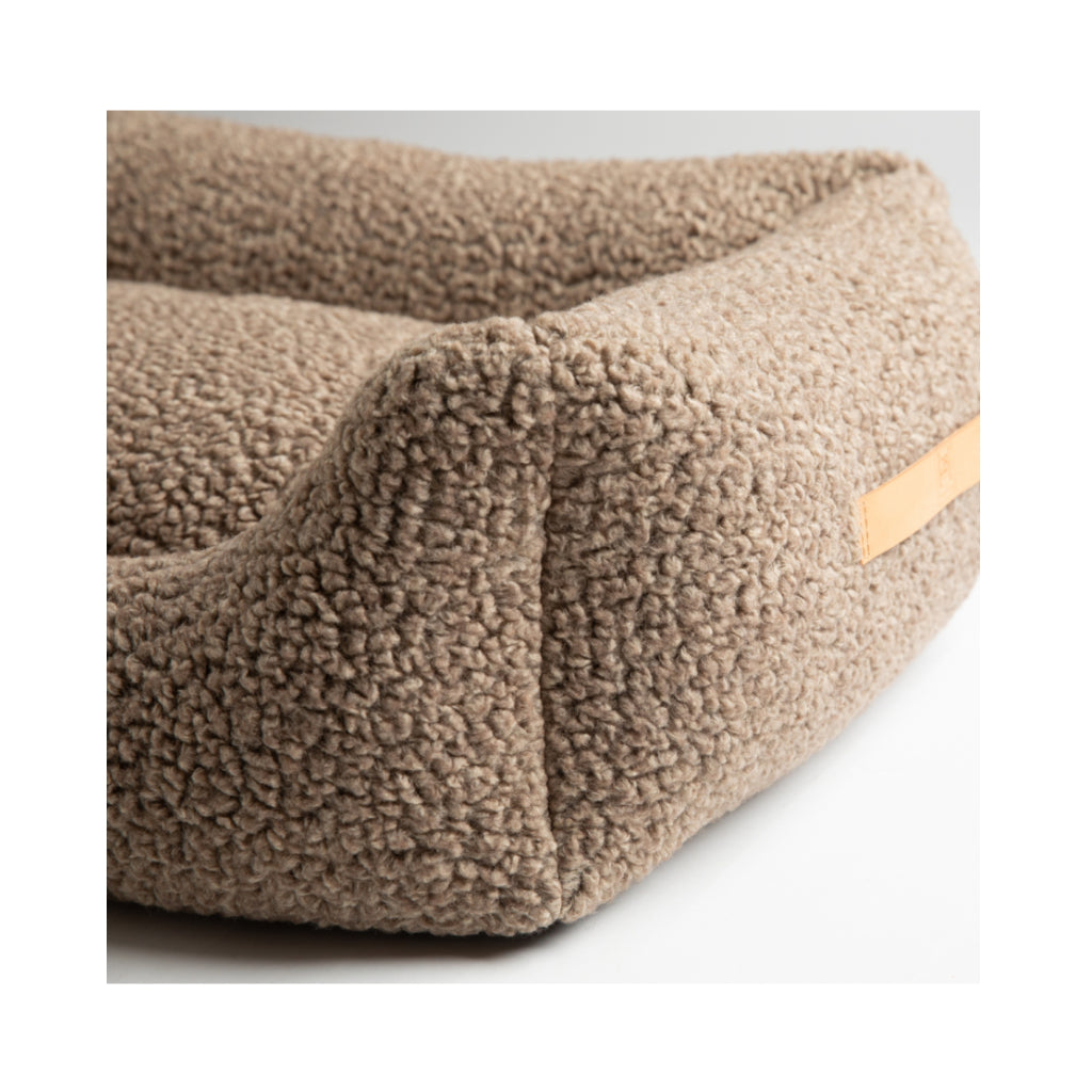 Nahaufnahme Hundebett HENRI Bouclé Wolle NATURAL BROWN - 2.8 designs for dogs