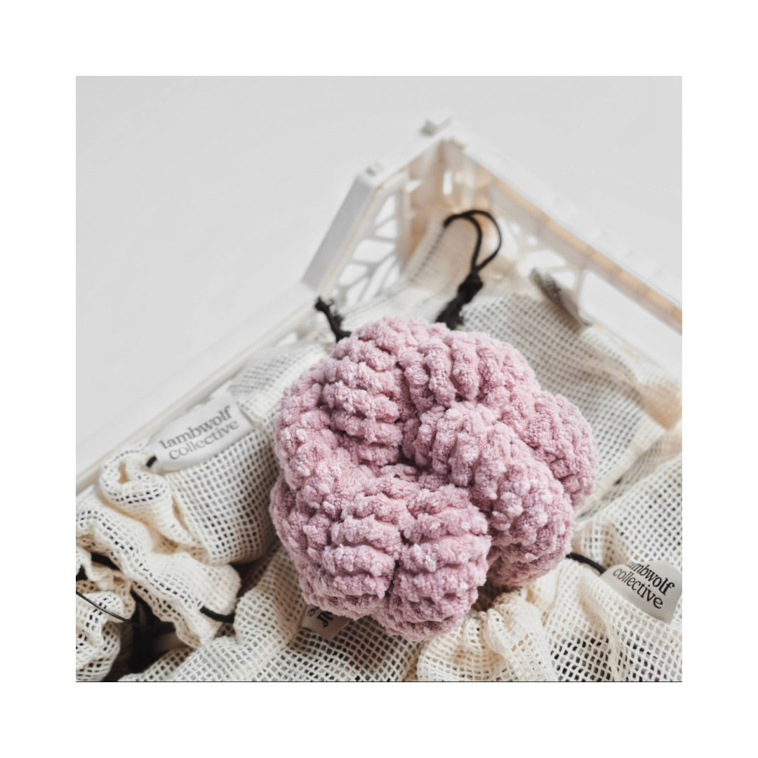 Nahaufnahme NOUNOUNOU Hundespielzeug Nudel Knoten ROSE mit Crinkles für Welpen - Lambwolf Collective