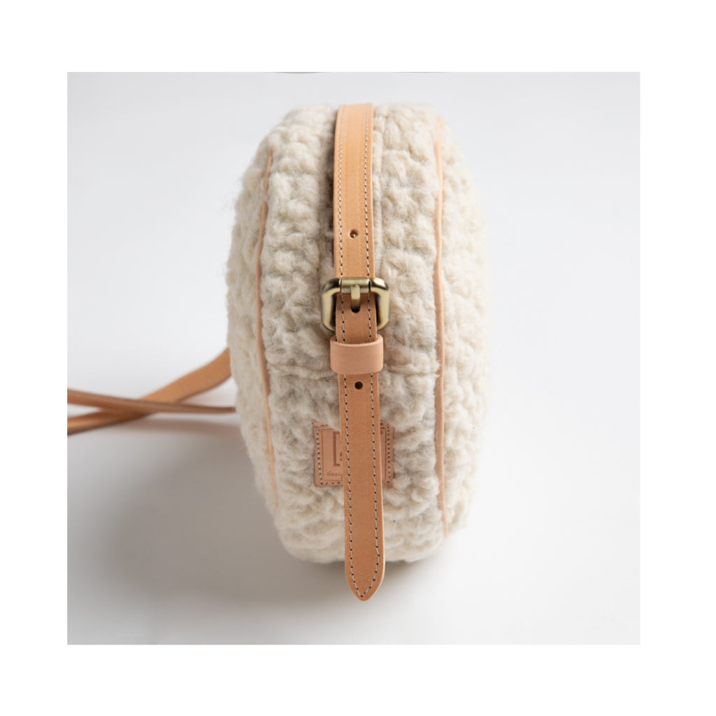 Seitenansicht Gassitasche MINI MARGARET round Bouclé Bag White - 2.8 designs for dogs