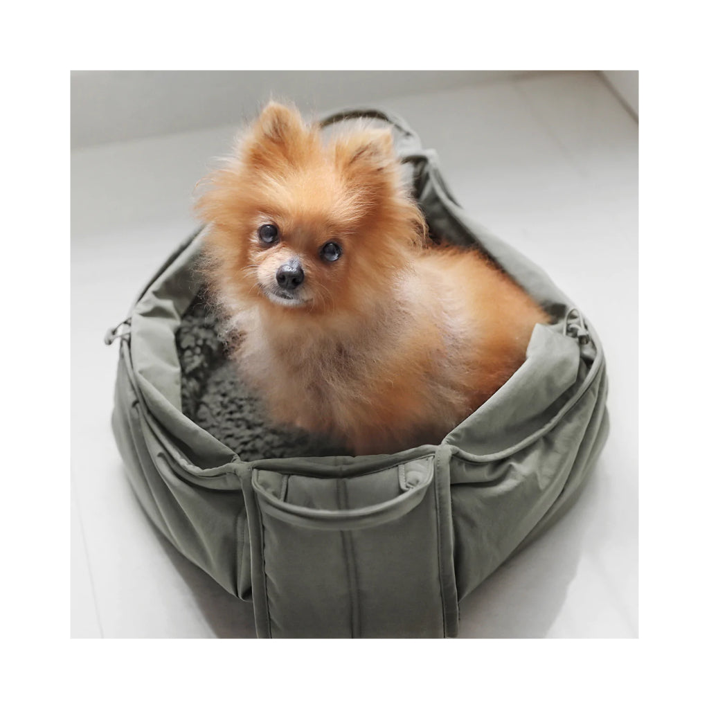 Hund in OLLA Hundetragetasche OLIV - Lambwolf Collective