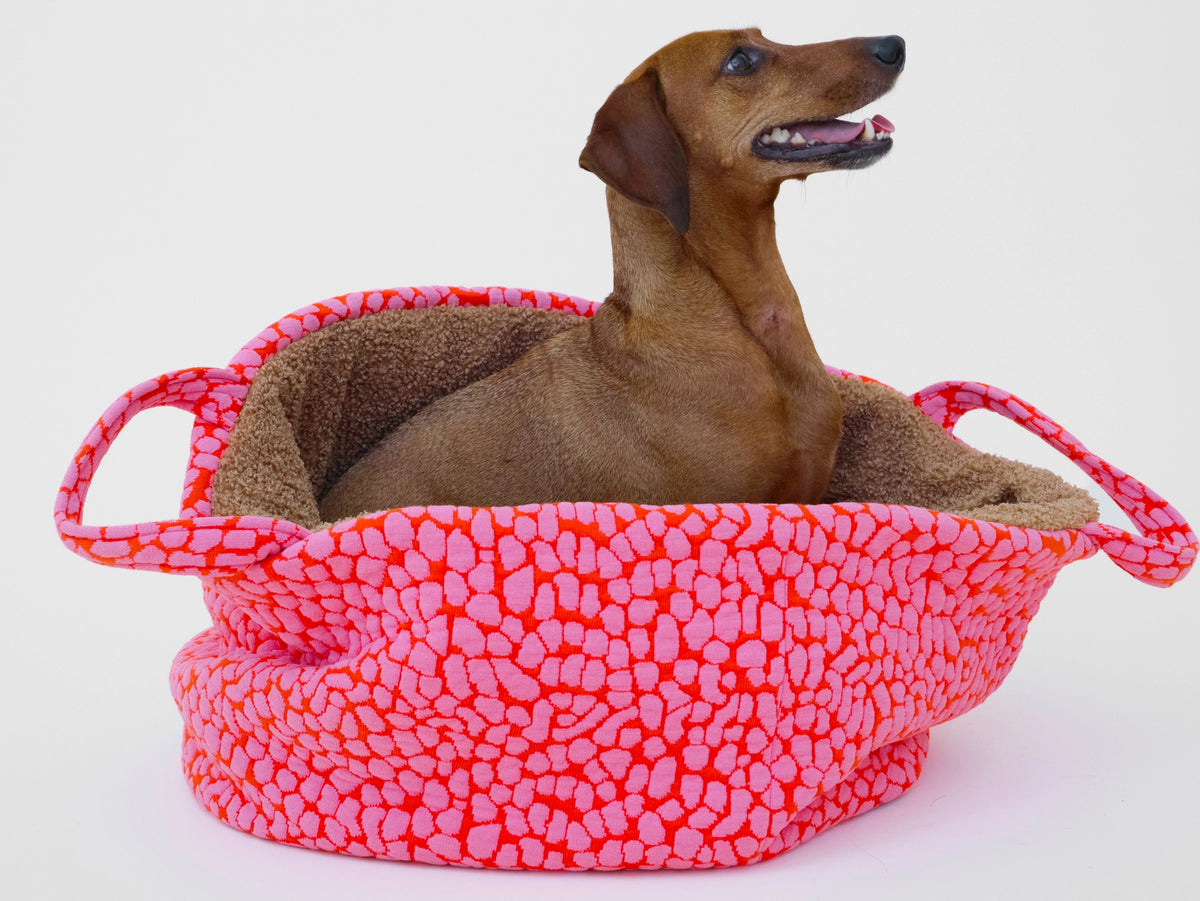 Lumiies The Studio Nest  mobiles Hundebett & Schlafsack in Pink Lava