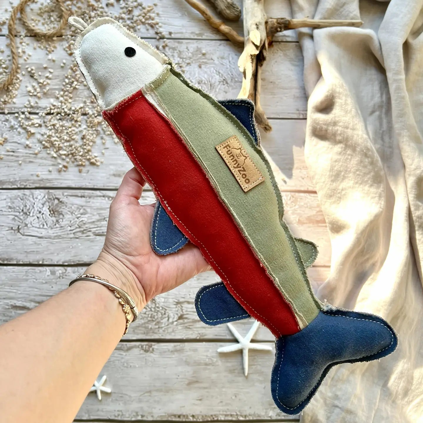 Hundespielzeug Forelle aus robustem Baumwoll-Canvas mit Kokosfaser