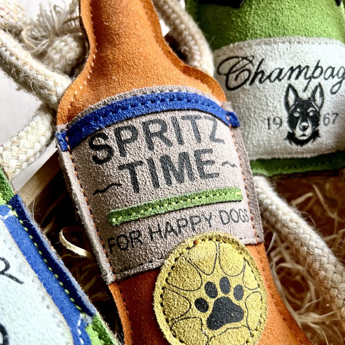 Hundespielzeug Spritz Time aus Wildleder