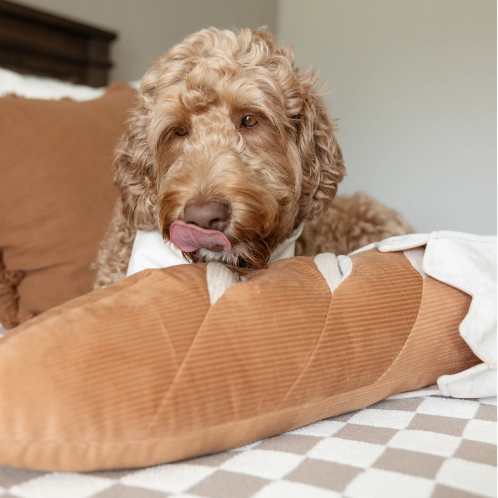 Hund mit Schnüffelspielzeug Baguette GIANT - Lambwolf Collective