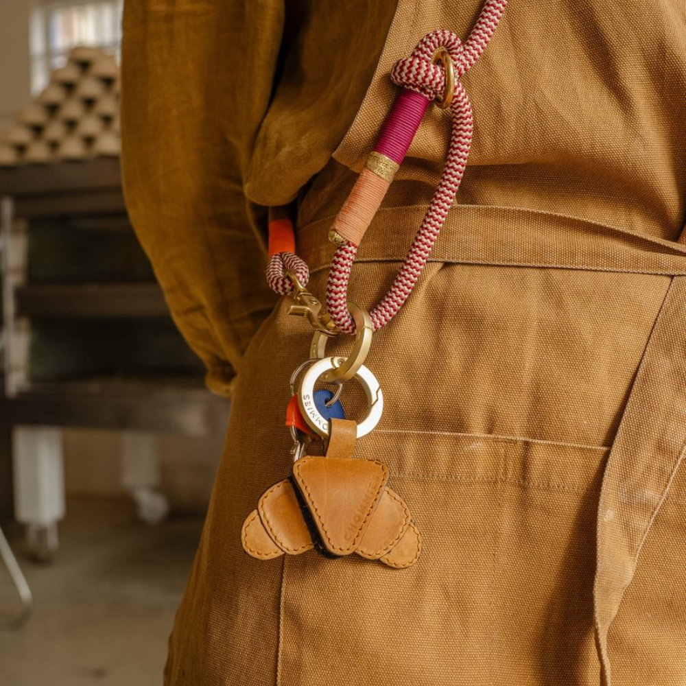 Chommies Croissant AirTag Holder am Lanyard