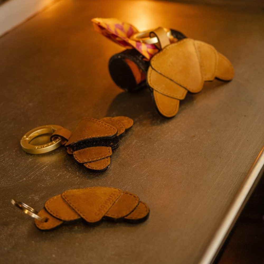 Chommies Croissant AirTag Holder & Kotbeutelspender