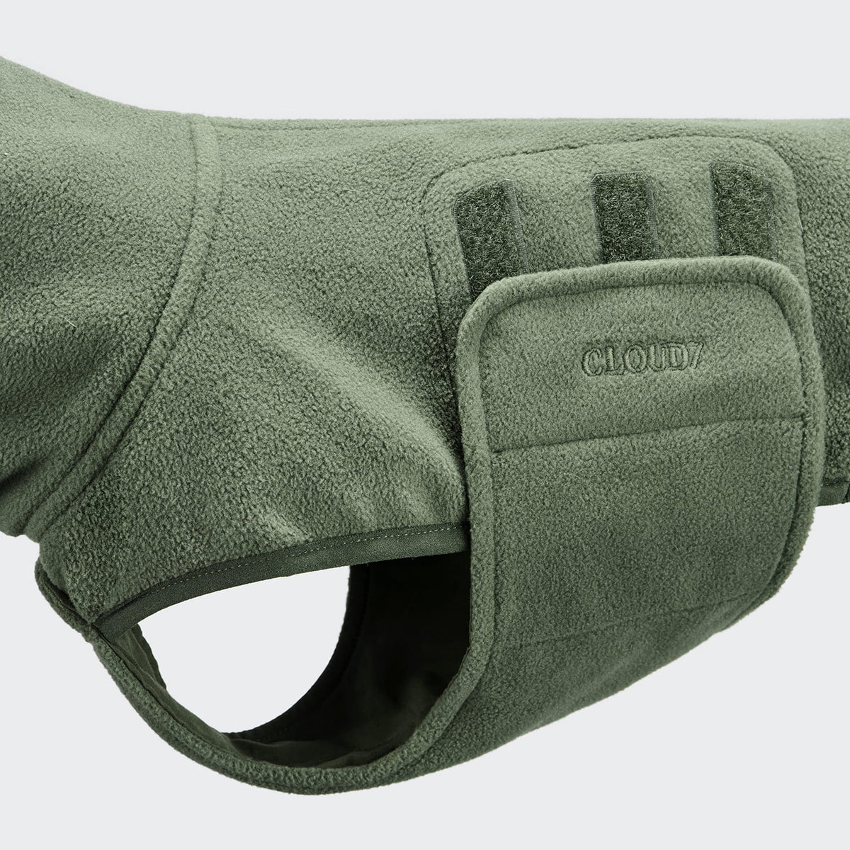 Cloud7 Hundepullover DACKEL Soft Fleece Derby 2.0 Khaki Bauchschutz mit Kettverschluss
