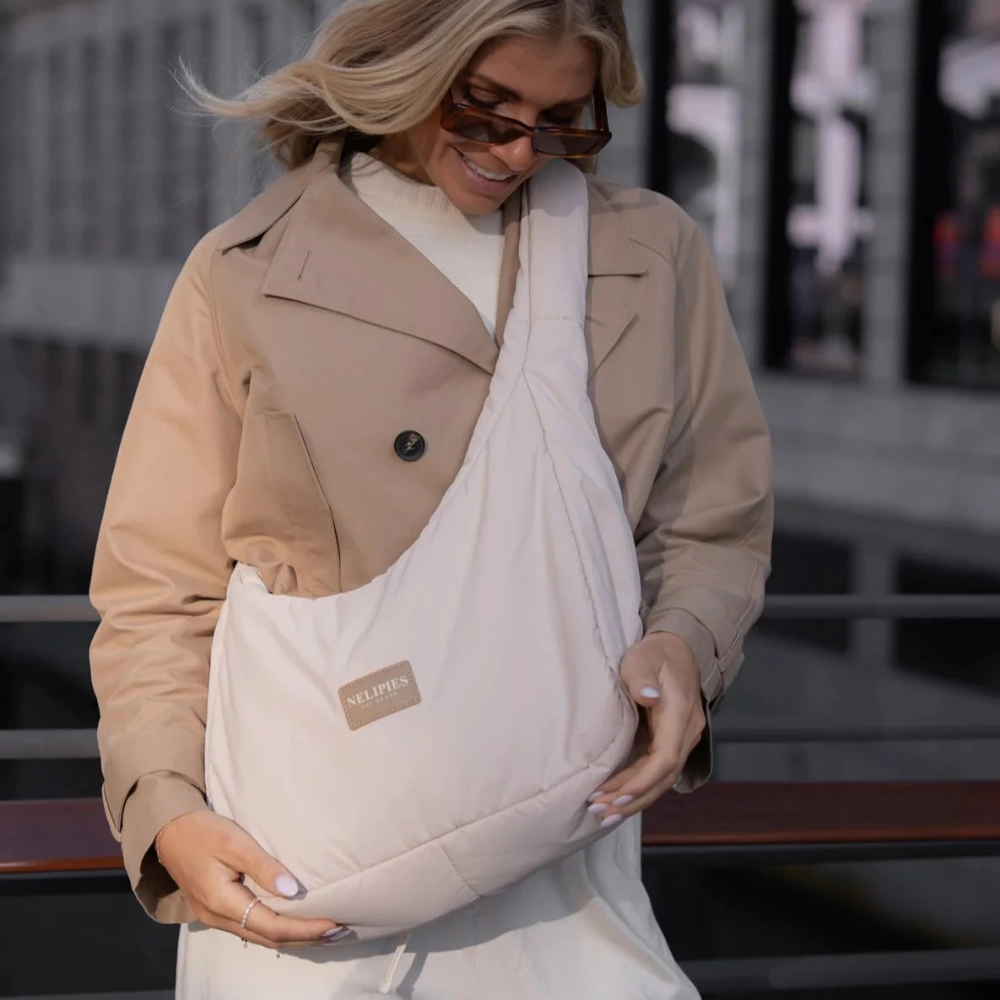 Frau mit Nelipies Halfmoon Puffer Bag Bauchtasche Beige