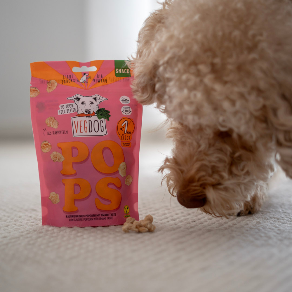 Frietje mit VEGDOG POPS Hundepopcorn