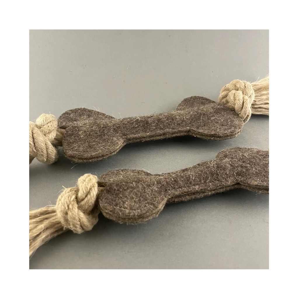 Hundespielzeug aus natürlichem Wollfilz mit Knochen und Hanfseil