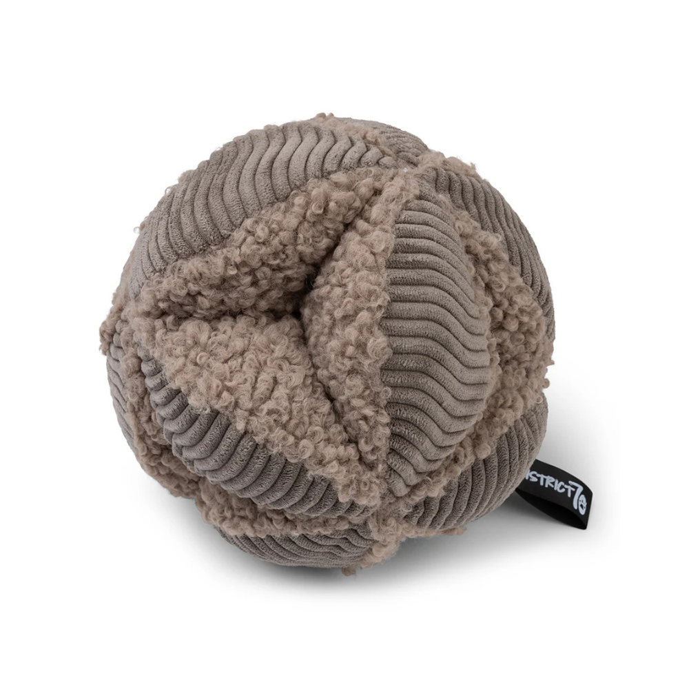 Hundespielzeug Schnüffelball BOBBY Taupe 19 cm - district 70