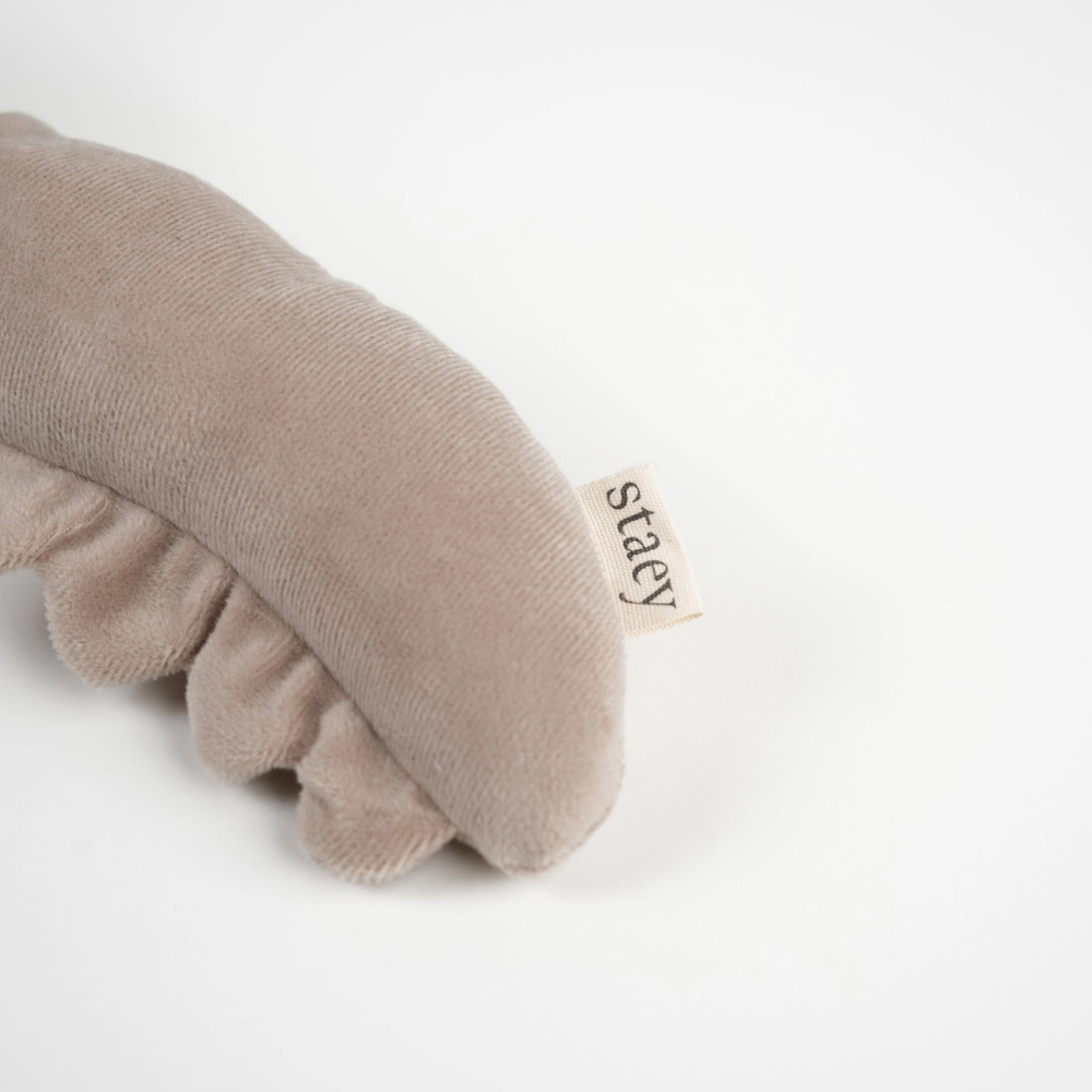 Logo Hunde Kuschelspielzeug Lana mit 100 % recycelter Füllung - staey