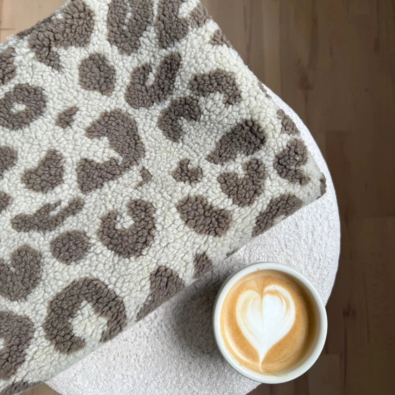 Moodbild mit Kaffee Lieblingspfote Hundedecke Teddy LEO Sand Braun